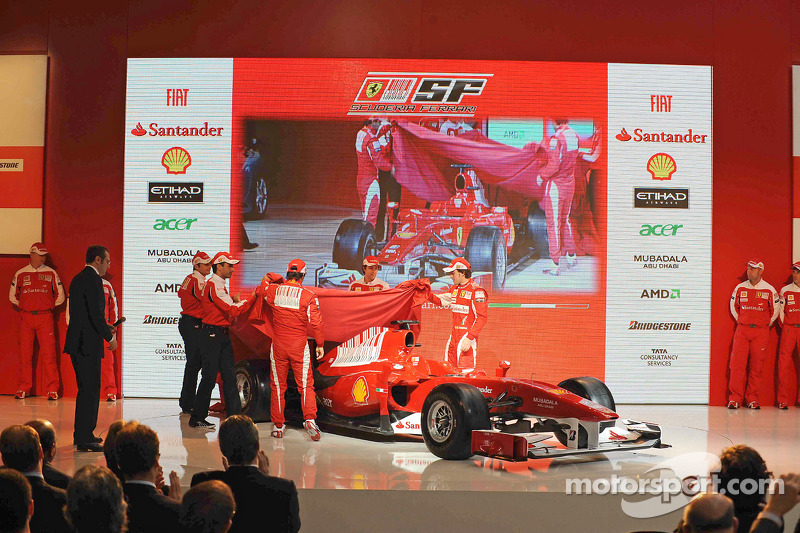 Felipe Massa, Fernando Alonso, Marc Gene, Giancarlo Fisichella ve Luca Badoer unveil Ferrari F10