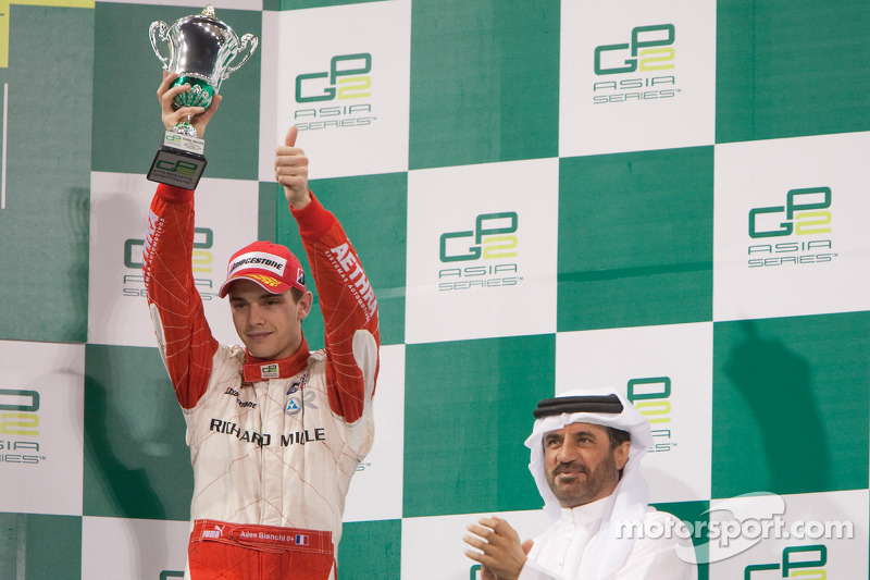 Oliver Turvey festeja su primer triunfo en la GP2 Asia en el podio con Davide Valsecchi y Jules Bian