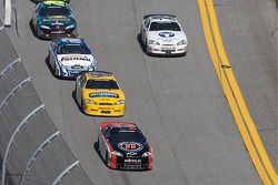 Kevin Harvick delante de Dale Earnhardt Jr. y Carl Edwards