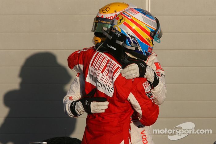 Ganador de la carrera Fernando Alonso, Scuderia Ferrari celebra con tercer lugar de Lewis Hamilton, McLaren Mercedes