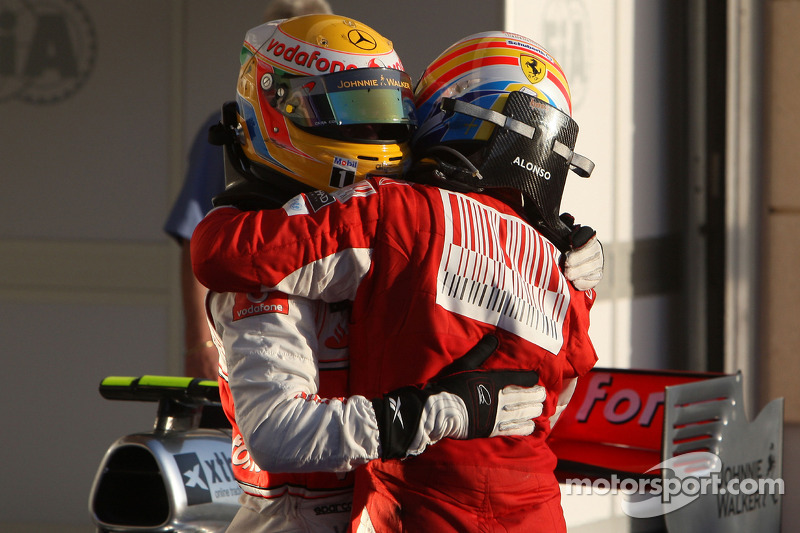 Фернандо Алонсо, Ferrari, і Льюіс Хемілтон, McLaren Mercedes