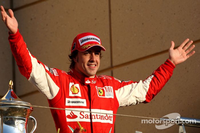 Podio: ganador de la carrera Fernando Alonso, Scuderia Ferrari celebra