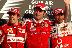 Podium: race winnaar Fernando Alonso, Scuderia Ferrari, met 3de Lewis Hamilton, McLaren Mercedes, en