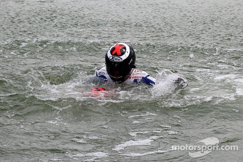 Il vincitore della gara Jorge Lorenzo, Fiat Yamaha Team , festeggia saltando nel lago