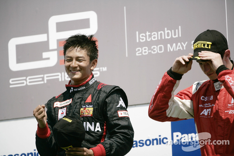 Rio Haryanto tidak bisa menyembunyikan kegembiraanya di podium.