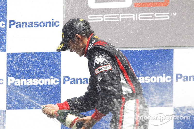 Rio Haryanto merayakan kemenangannya di podium.