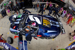 Passage aux stands pour #61 Matech Competition Ford GT: Natacha Gachnang, Rahel Frey, Cyndie Allemann