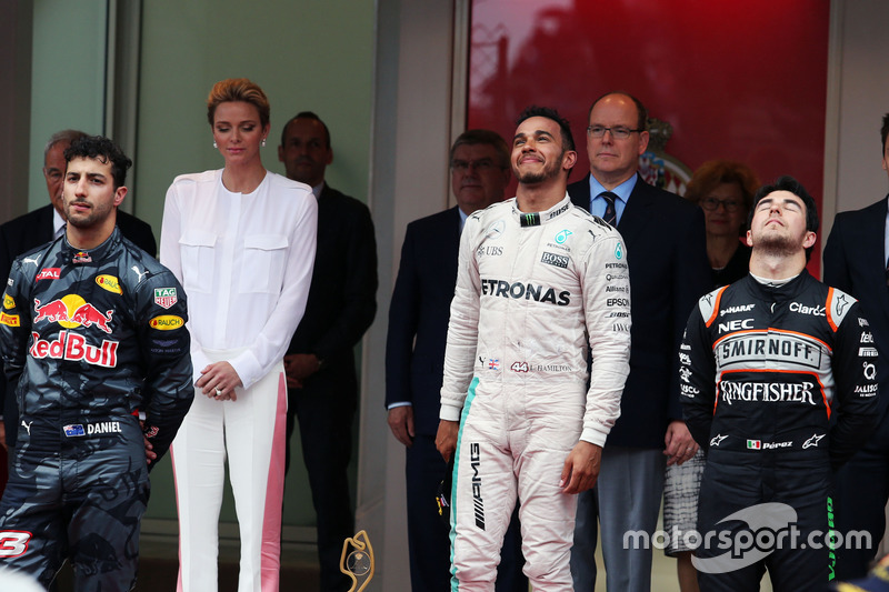 Podio: Daniel Ricciardo, Red Bull Racing, segundo lugar; Lewis Hamilton, Mercedes AMG F1, ganador de la carrera Sergio Perez, Sahara Force India F1, tercer lugar