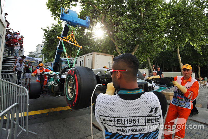 El Mercedes AMG F1 W07 Hybrid de Lewis Hamilton, Mercedes AMG F1 después que se estrelló y quedó fuera de clasificación