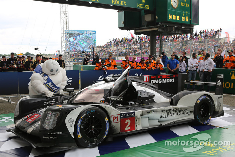 Coche de los ganadores de la carrera #2 Porsche Team Porsche 919 Hybrid: Romain Dumas, Neel Jani, Marc Lieb en parc fermé