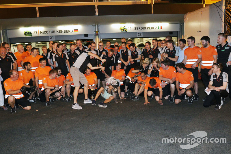 Sergio Perez, Sahara Force India F1 celebra su tercera posición con el compañero de equipo Nico Hulkenberg, Sahara Force India F1 y el equipo