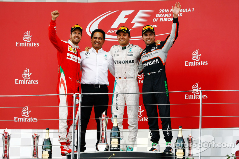 Sebastian Vettel, Ferrari, segundo; Nico Rosberg, Mercedes AMG F1, ganador; Sergio Pérez, Sahara Force India F1