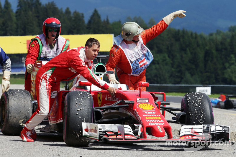 Sebastian Vettel, Ferrari SF16-H, hace un trompo durante la segunda sesión de entrenamientos libres