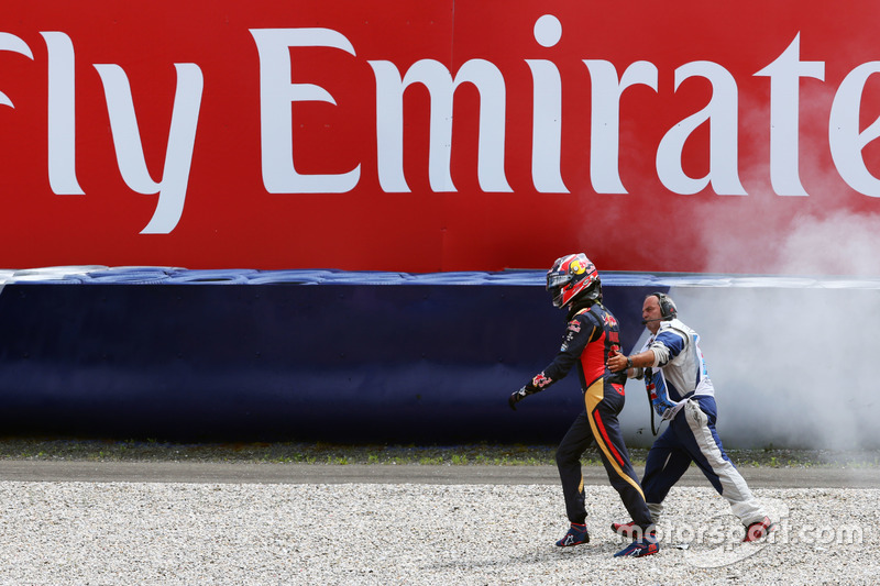 Daniil Kvyat, Scuderia Toro Rosso después de que se estrella en la clasificación