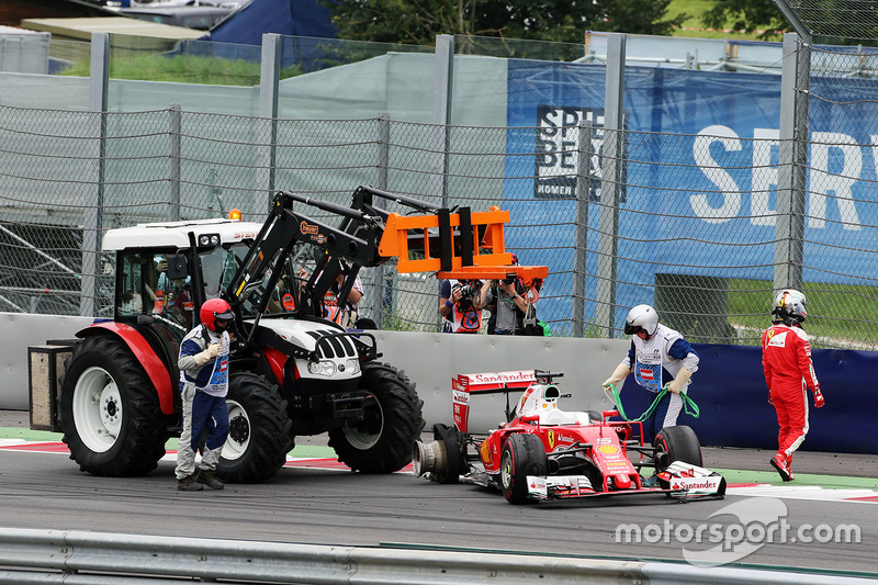 Sebastian Vettel, Ferrari SF16-H retirado de la carrera cuando explotó su neumático trasero