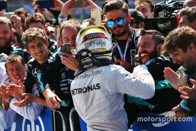 Il vincitore della gara Lewis Hamilton, Mercedes AMG F1 W07 Hybrid festeggia con il team nel parco chiuso