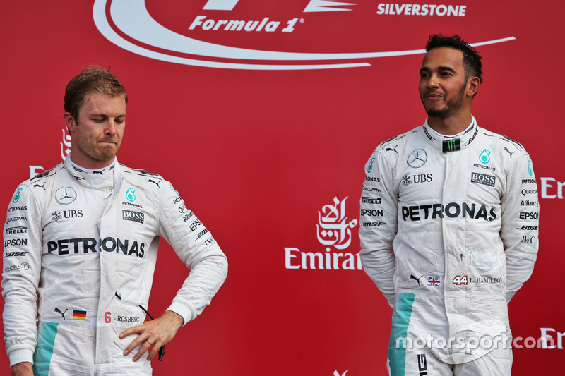 (Da sx a dx): Nico Rosberg, Mercedes AMG F1 sul podio con il compagno di squadra Lewis Hamilton, Mercedes AMG F1