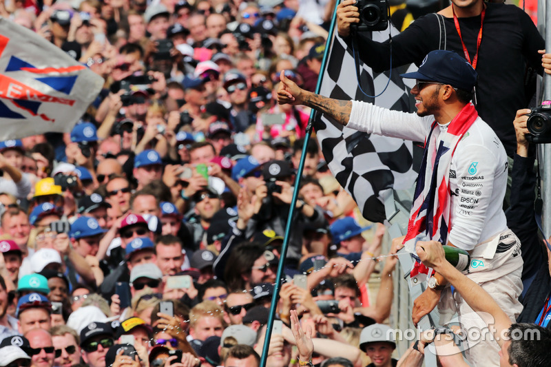 Il vincitore della gara Lewis Hamilton, Mercedes AMG F1 festeggia con i tifosi