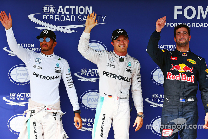 Ganador de la pole Nico Rosberg, Mercedes AMG F1, segundo lugar Lewis Hamilton, Mercedes AMG F1, y tercer puesto Daniel Ricciardo, Red Bull Racing